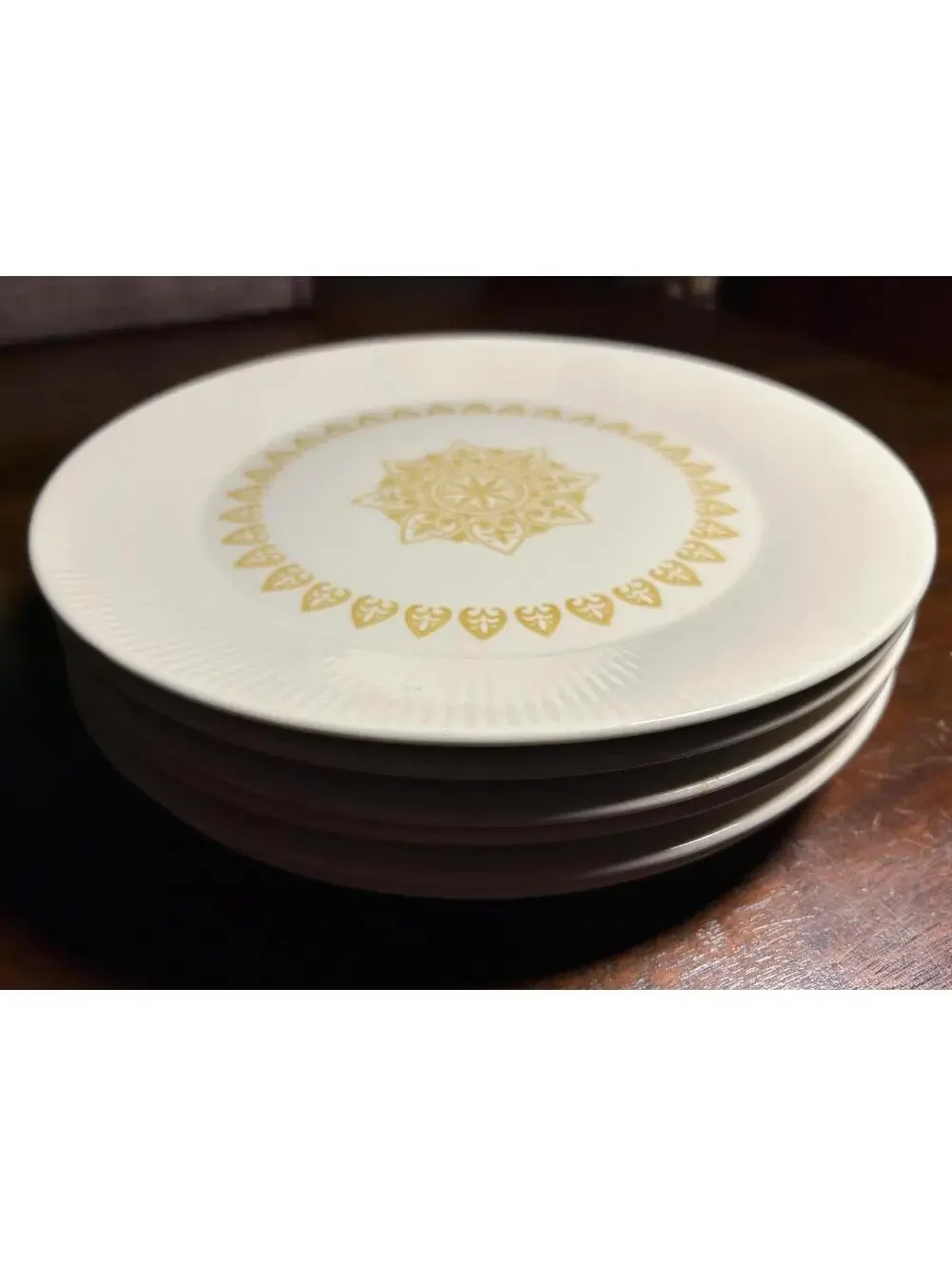Sheffield Serenade Dinner Plates in Creamy White with Butterscotch Fluer Fe Lis.